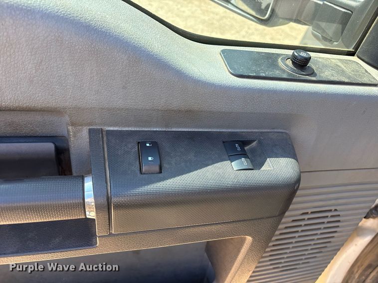 image for item EY9948 2013 Ford F450 Super Duty flatbed truck