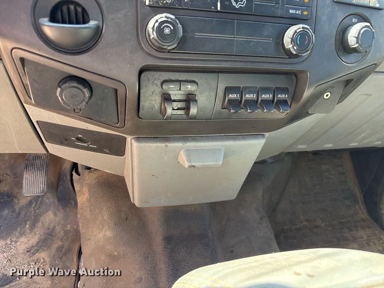 image for item EY9948 2013 Ford F450 Super Duty flatbed truck