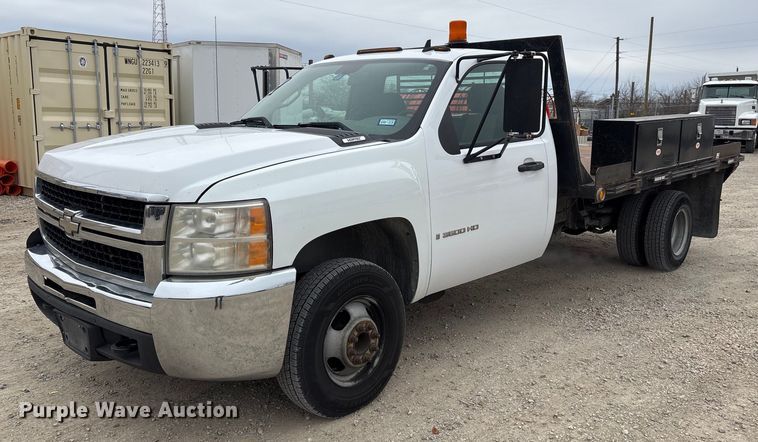 image for item EY9949 2007 Chevrolet Silverado 3500HD flatbed pickup truck
