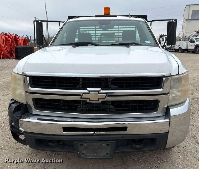 image for item EY9949 2007 Chevrolet Silverado 3500HD flatbed pickup truck