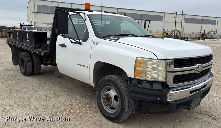 image for item EY9949 2007 Chevrolet Silverado 3500HD flatbed pickup truck