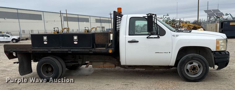 image for item EY9949 2007 Chevrolet Silverado 3500HD flatbed pickup truck