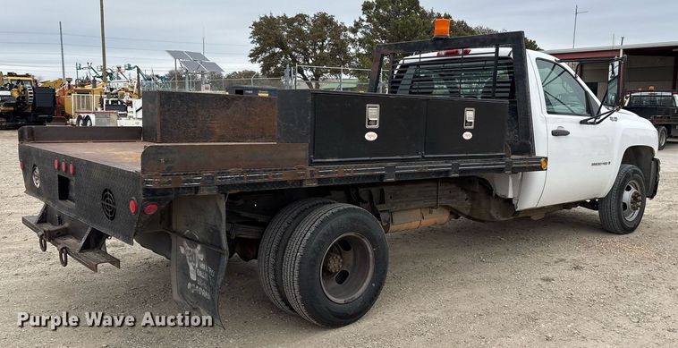 image for item EY9949 2007 Chevrolet Silverado 3500HD flatbed pickup truck