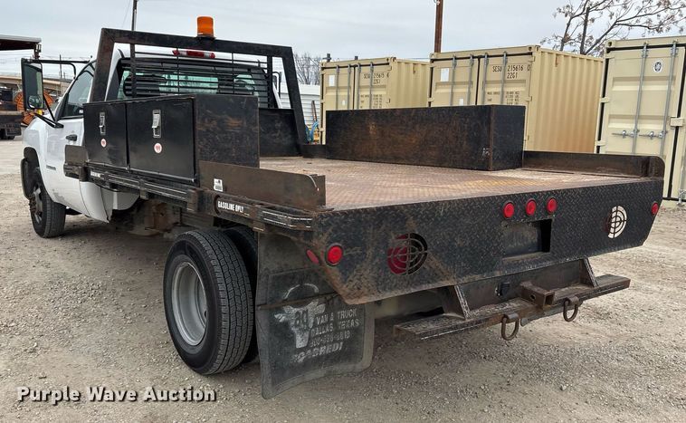 image for item EY9949 2007 Chevrolet Silverado 3500HD flatbed pickup truck