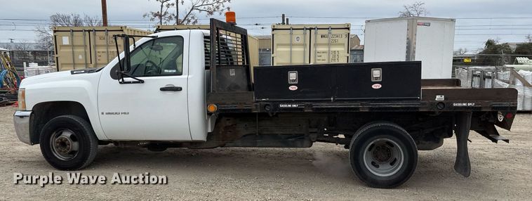 image for item EY9949 2007 Chevrolet Silverado 3500HD flatbed pickup truck