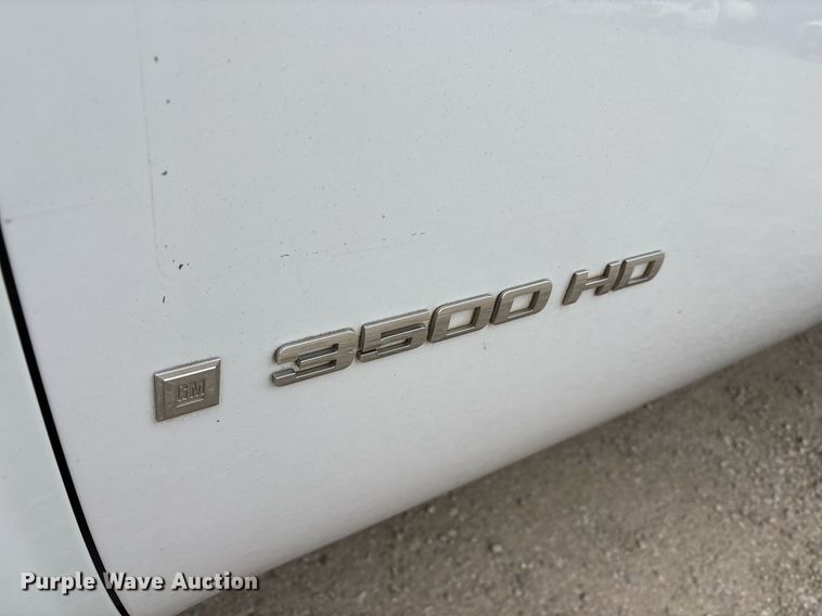 image for item EY9949 2007 Chevrolet Silverado 3500HD flatbed pickup truck