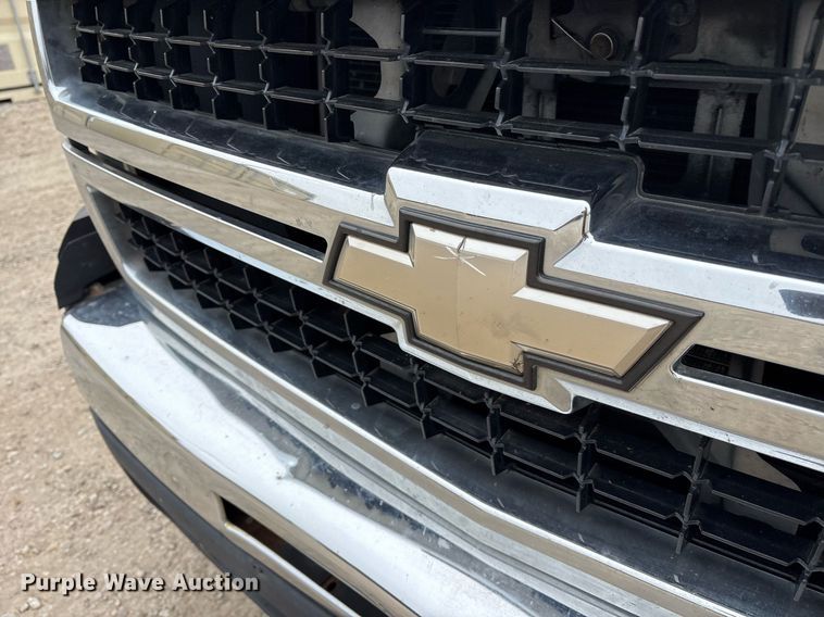 image for item EY9949 2007 Chevrolet Silverado 3500HD flatbed pickup truck