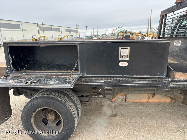 image for item EY9949 2007 Chevrolet Silverado 3500HD flatbed pickup truck