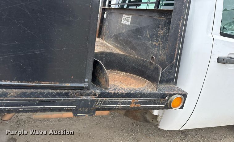 image for item EY9949 2007 Chevrolet Silverado 3500HD flatbed pickup truck