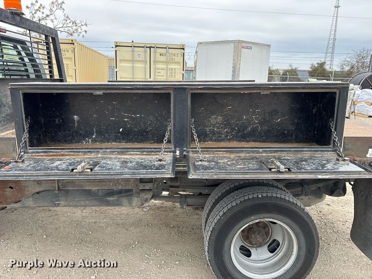 image for item EY9949 2007 Chevrolet Silverado 3500HD flatbed pickup truck