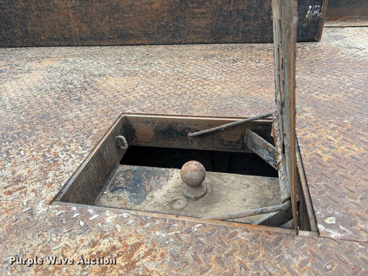 image for item EY9949 2007 Chevrolet Silverado 3500HD flatbed pickup truck