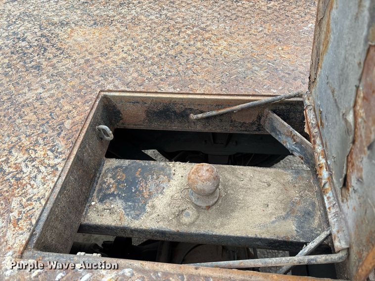 image for item EY9949 2007 Chevrolet Silverado 3500HD flatbed pickup truck