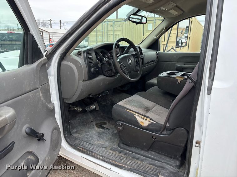 image for item EY9949 2007 Chevrolet Silverado 3500HD flatbed pickup truck