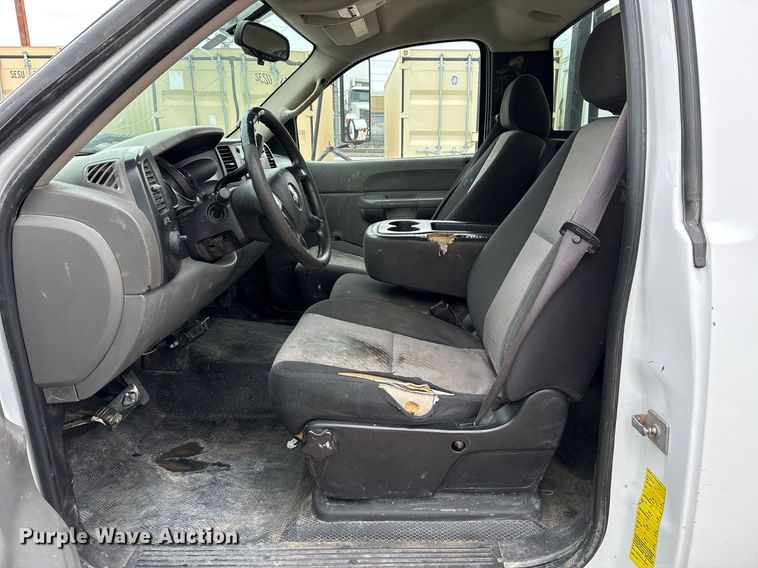 image for item EY9949 2007 Chevrolet Silverado 3500HD flatbed pickup truck