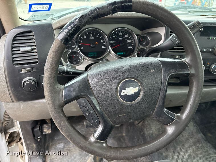 image for item EY9949 2007 Chevrolet Silverado 3500HD flatbed pickup truck