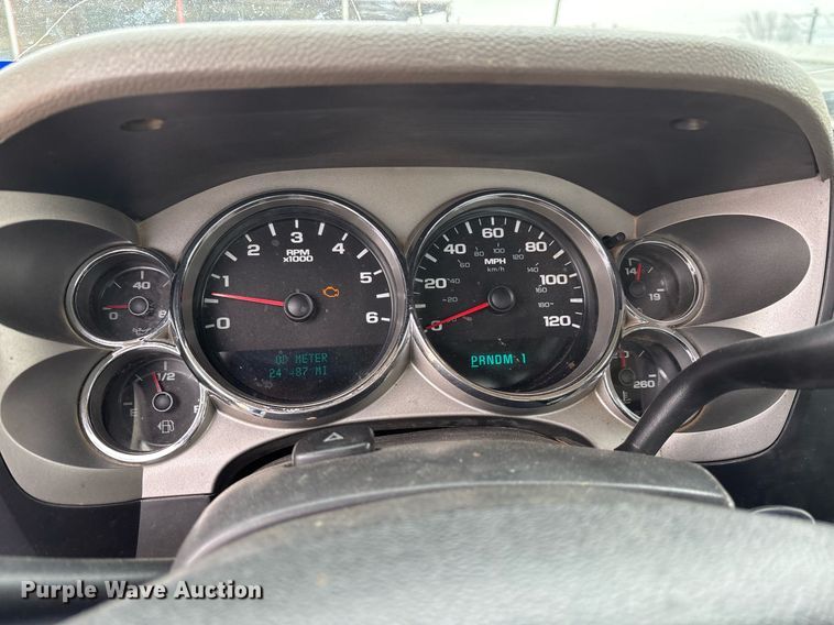 image for item EY9949 2007 Chevrolet Silverado 3500HD flatbed pickup truck