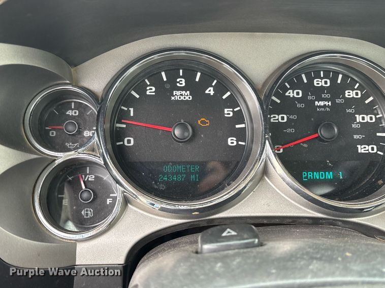 image for item EY9949 2007 Chevrolet Silverado 3500HD flatbed pickup truck