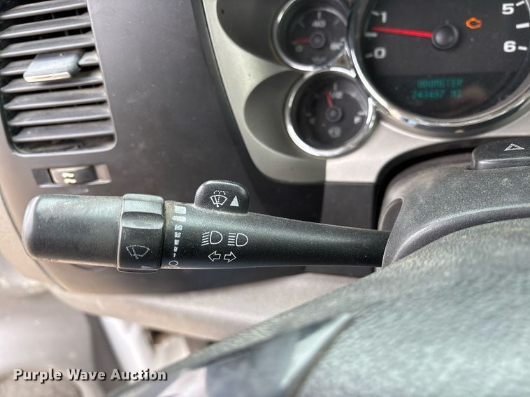 image for item EY9949 2007 Chevrolet Silverado 3500HD flatbed pickup truck