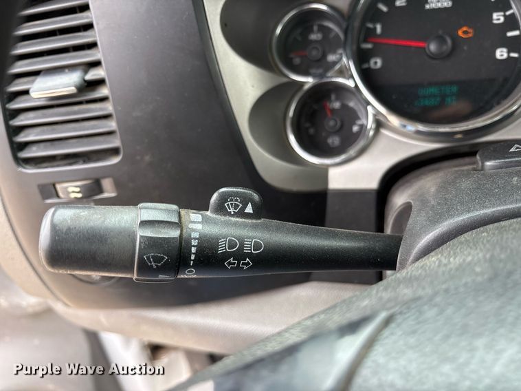 image for item EY9949 2007 Chevrolet Silverado 3500HD flatbed pickup truck