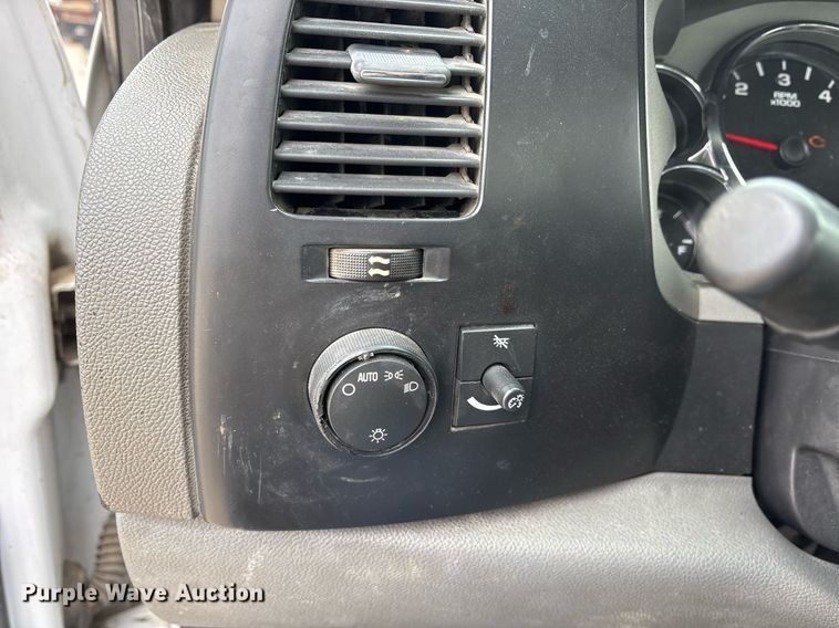 image for item EY9949 2007 Chevrolet Silverado 3500HD flatbed pickup truck