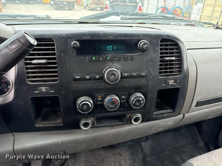 image for item EY9949 2007 Chevrolet Silverado 3500HD flatbed pickup truck