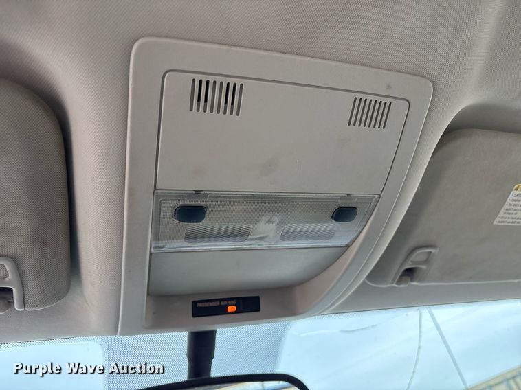 image for item EY9949 2007 Chevrolet Silverado 3500HD flatbed pickup truck