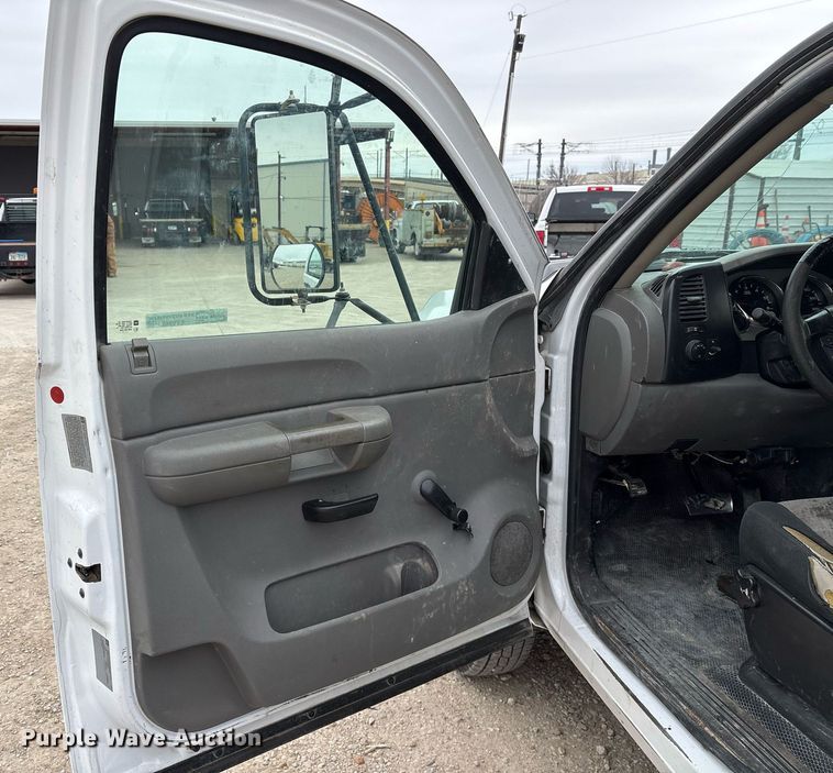 image for item EY9949 2007 Chevrolet Silverado 3500HD flatbed pickup truck