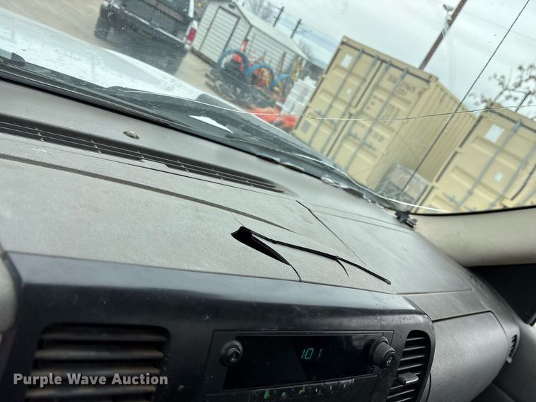 image for item EY9949 2007 Chevrolet Silverado 3500HD flatbed pickup truck