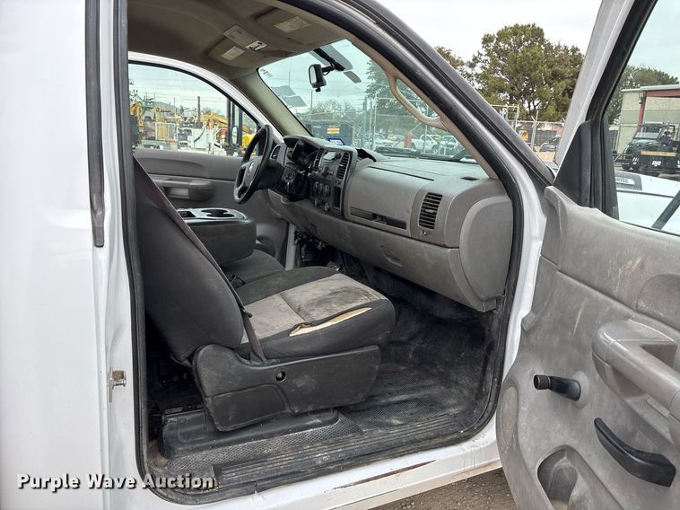 image for item EY9949 2007 Chevrolet Silverado 3500HD flatbed pickup truck