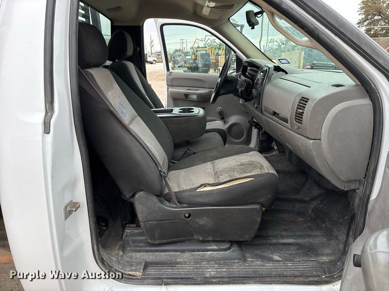 image for item EY9949 2007 Chevrolet Silverado 3500HD flatbed pickup truck