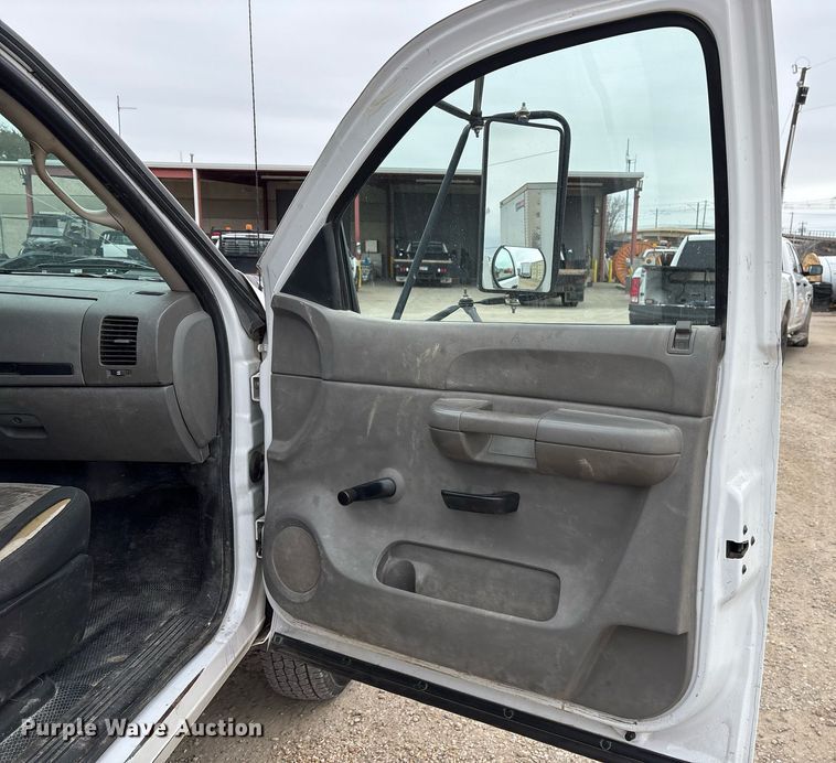 image for item EY9949 2007 Chevrolet Silverado 3500HD flatbed pickup truck