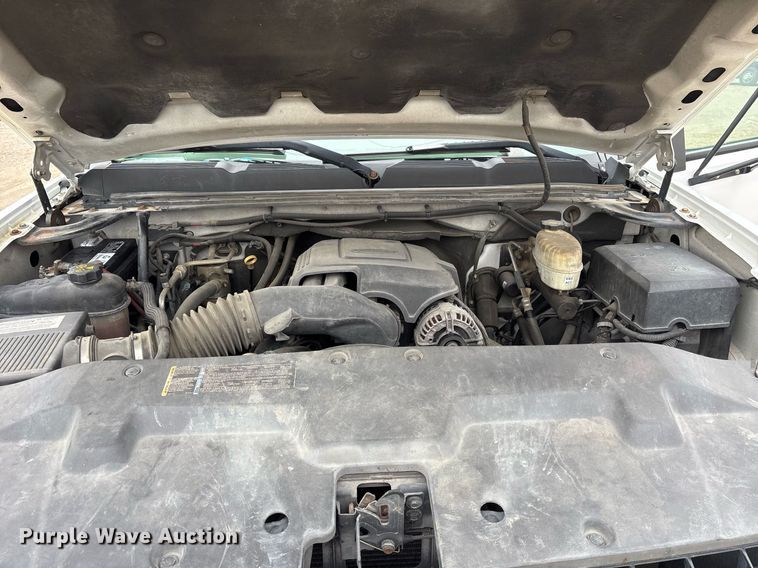 image for item EY9949 2007 Chevrolet Silverado 3500HD flatbed pickup truck