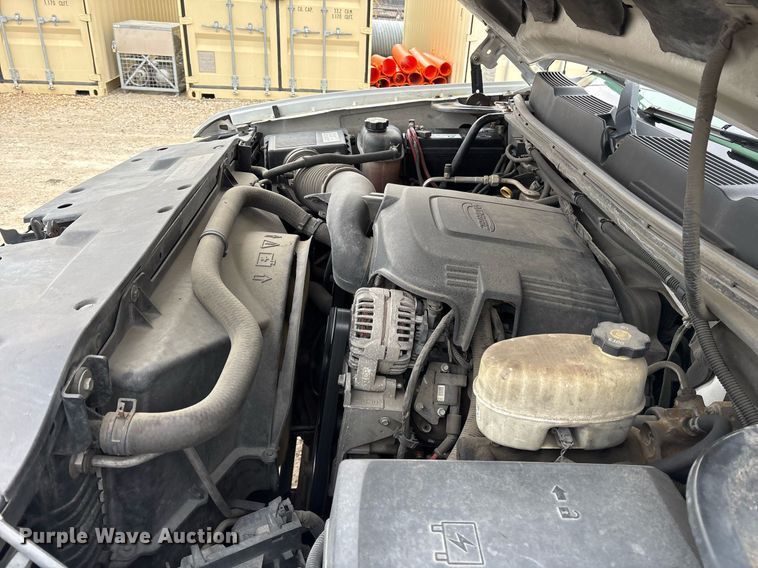 image for item EY9949 2007 Chevrolet Silverado 3500HD flatbed pickup truck