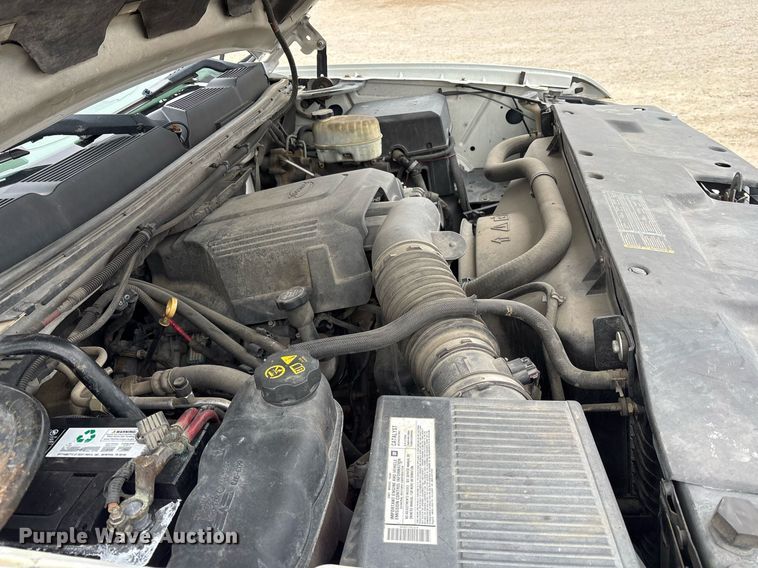 image for item EY9949 2007 Chevrolet Silverado 3500HD flatbed pickup truck