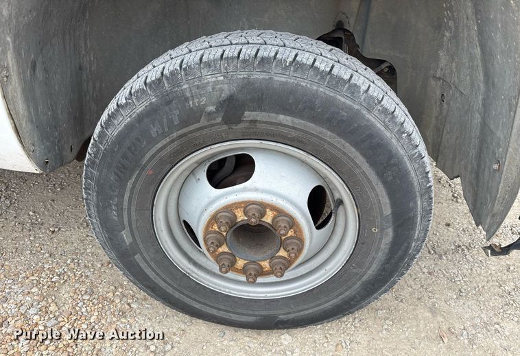 image for item EY9949 2007 Chevrolet Silverado 3500HD flatbed pickup truck