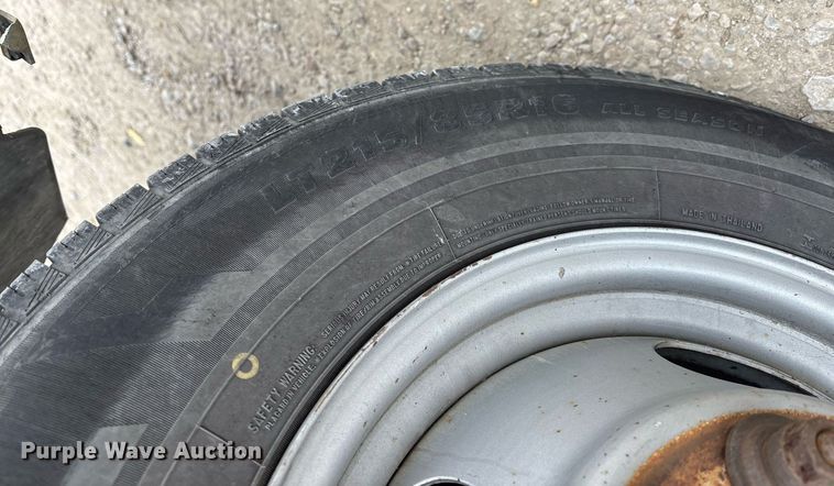 image for item EY9949 2007 Chevrolet Silverado 3500HD flatbed pickup truck