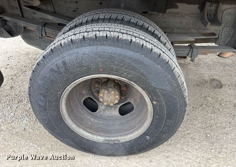 image for item EY9949 2007 Chevrolet Silverado 3500HD flatbed pickup truck