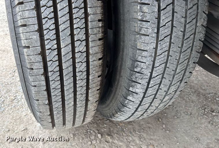 image for item EY9949 2007 Chevrolet Silverado 3500HD flatbed pickup truck