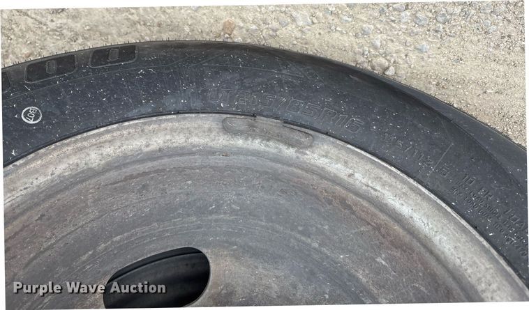 image for item EY9949 2007 Chevrolet Silverado 3500HD flatbed pickup truck