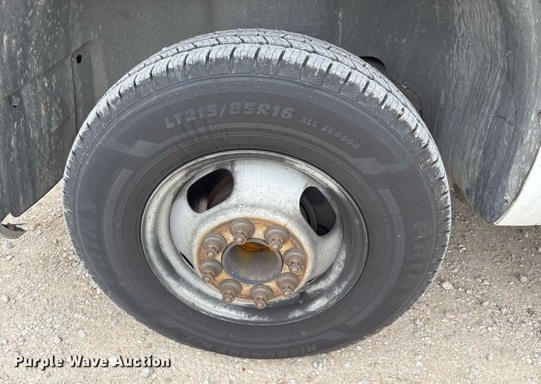 image for item EY9949 2007 Chevrolet Silverado 3500HD flatbed pickup truck