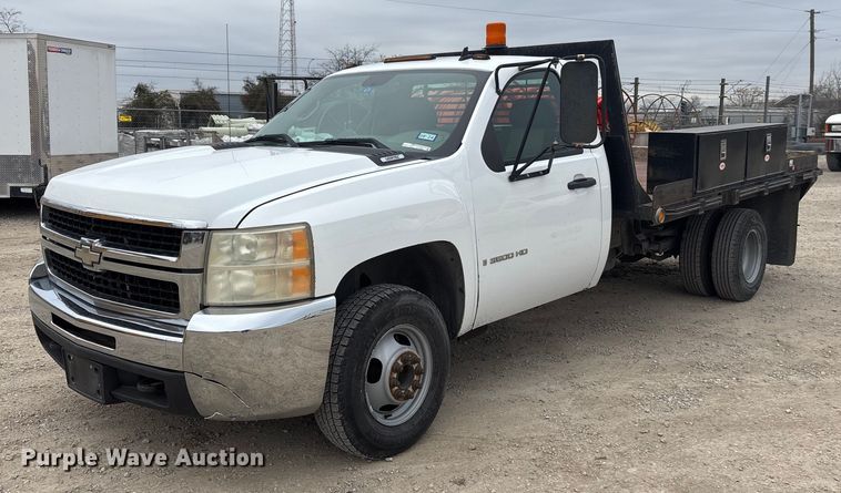 image for item EY9965 2007 Chevrolet Silverado 3500HD flatbed pickup truck