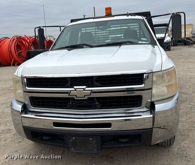 image for item EY9965 2007 Chevrolet Silverado 3500HD flatbed pickup truck