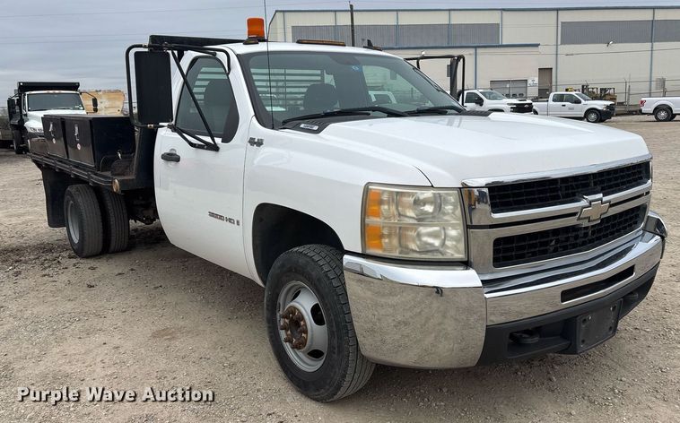 image for item EY9965 2007 Chevrolet Silverado 3500HD flatbed pickup truck