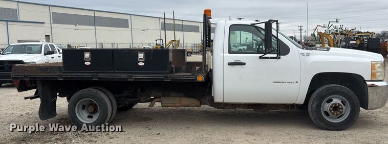 image for item EY9965 2007 Chevrolet Silverado 3500HD flatbed pickup truck