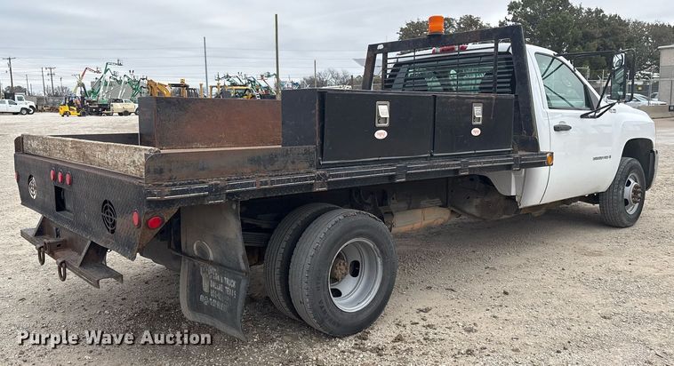 image for item EY9965 2007 Chevrolet Silverado 3500HD flatbed pickup truck