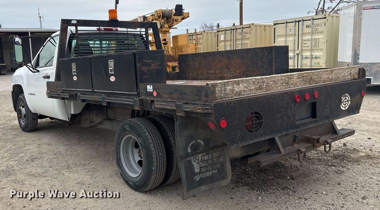 image for item EY9965 2007 Chevrolet Silverado 3500HD flatbed pickup truck