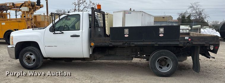 image for item EY9965 2007 Chevrolet Silverado 3500HD flatbed pickup truck