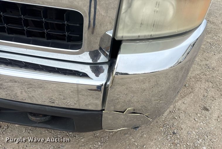 image for item EY9965 2007 Chevrolet Silverado 3500HD flatbed pickup truck