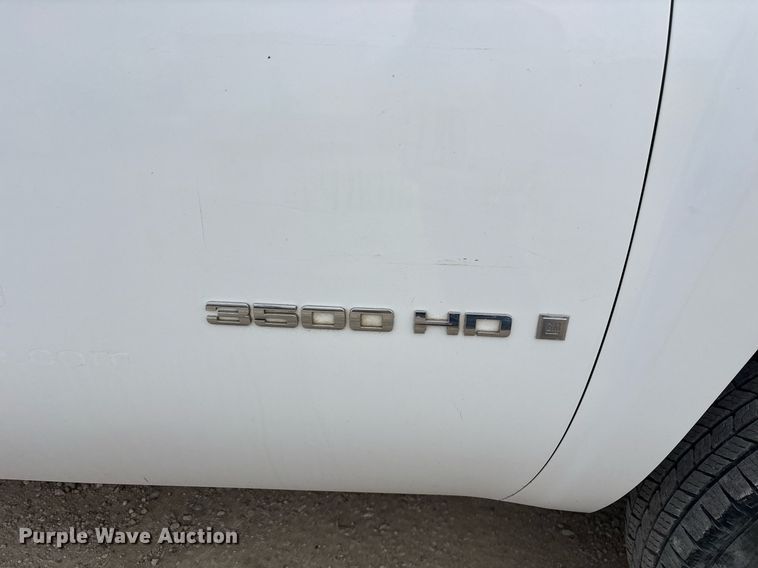 image for item EY9965 2007 Chevrolet Silverado 3500HD flatbed pickup truck