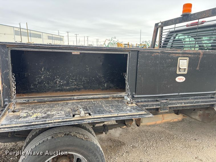 image for item EY9965 2007 Chevrolet Silverado 3500HD flatbed pickup truck